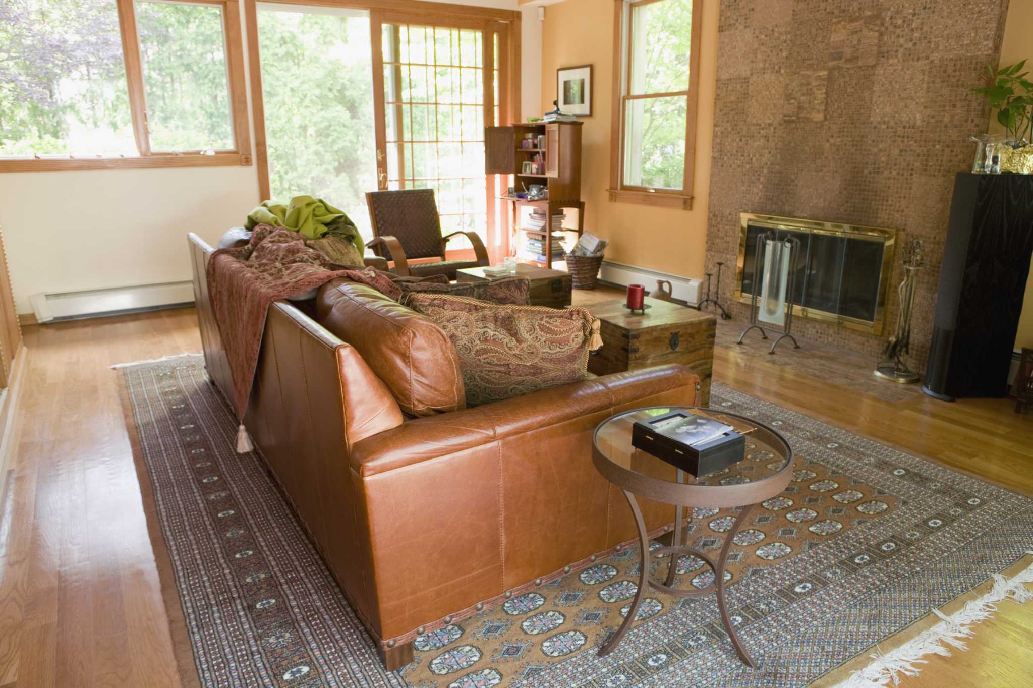 Simple Ways to Decorate With a Brown Leather Sofa