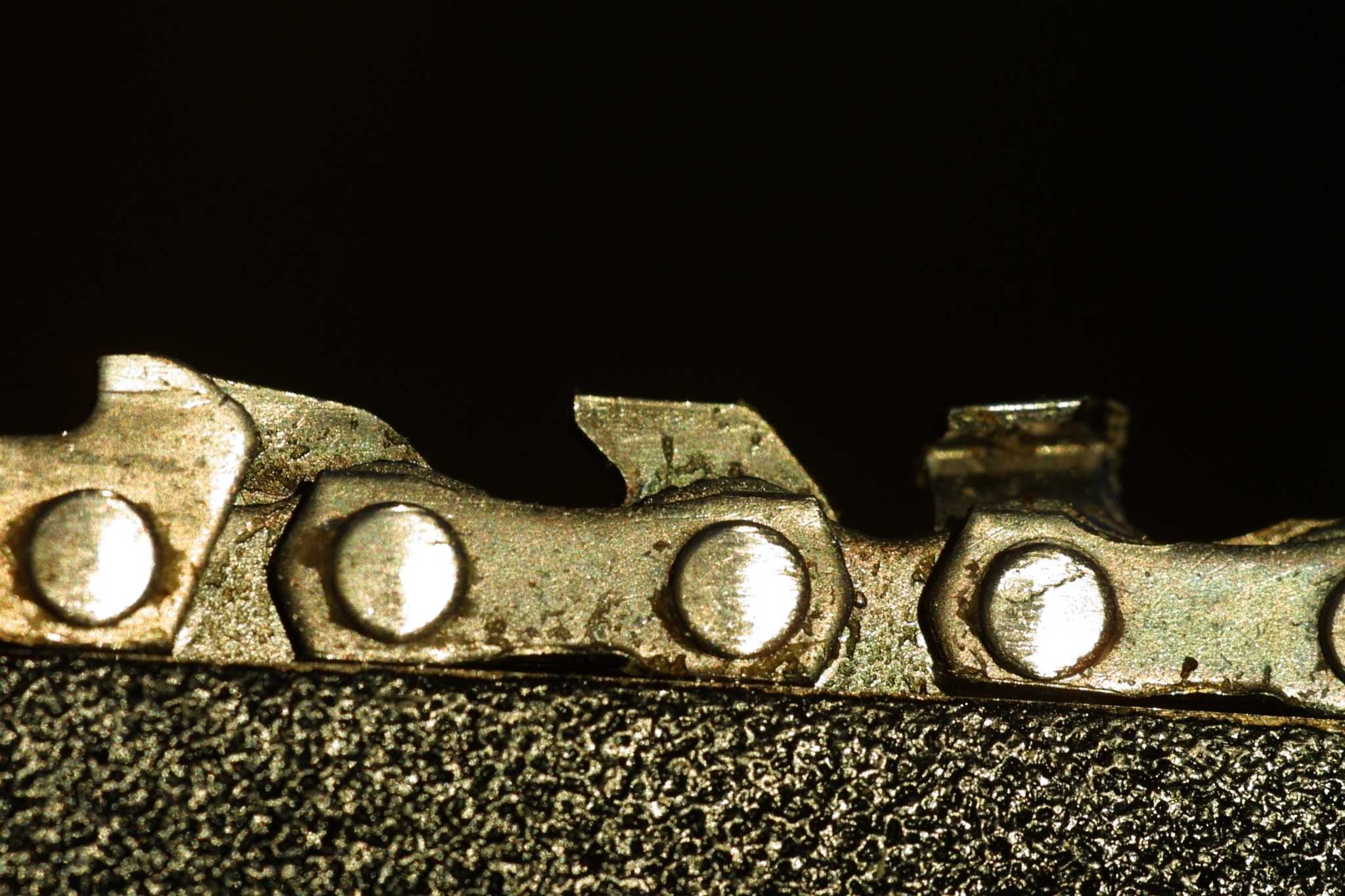 How to Tighten the Blade on a Craftsman Chain Saw