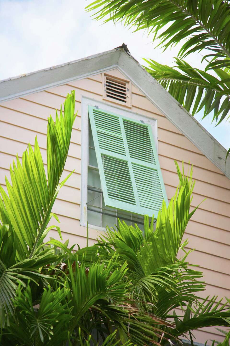 How to Remove Insulation From Soffit Vents