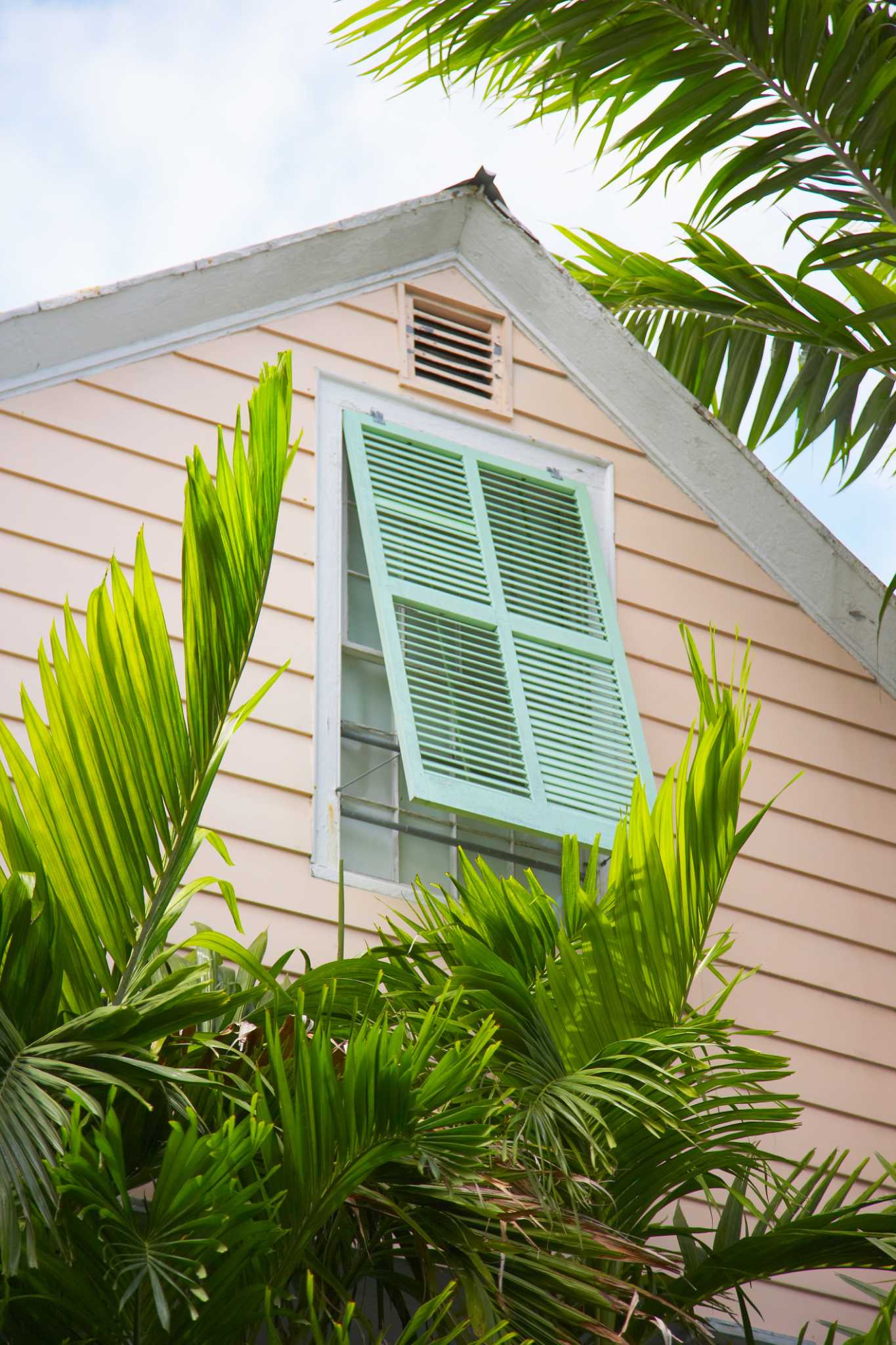 How to Remove Insulation From Soffit Vents