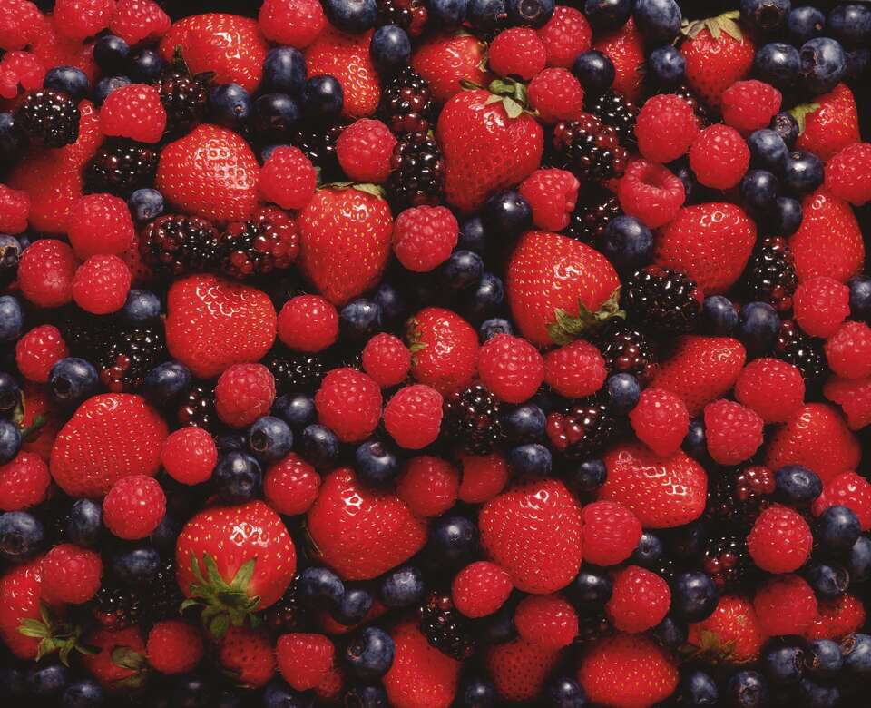 Can Eating Strawberries & Blueberries Help You Lose Weight?