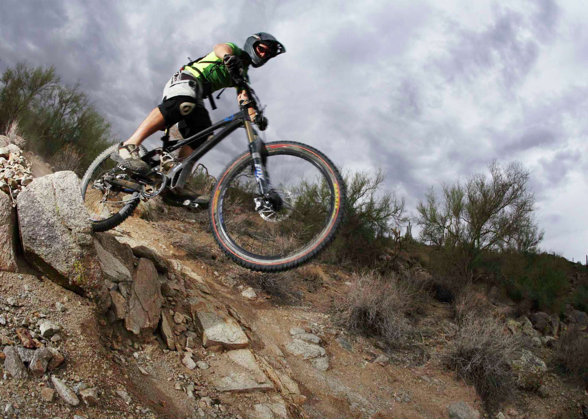 What Is the Difference Between a Downhill Bike & a Freeride Bike?