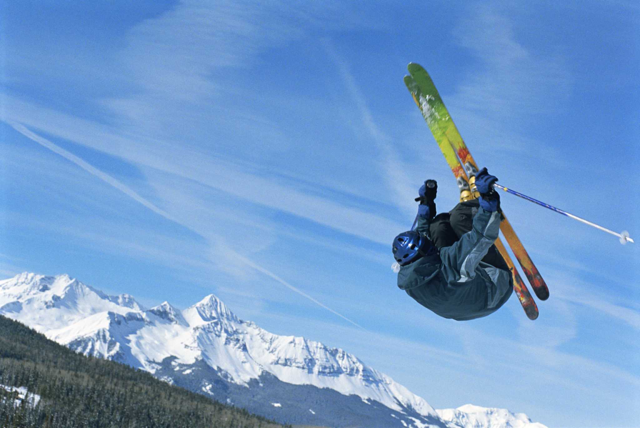 What Is the Difference Between Freestyle & Freeride Skiing?