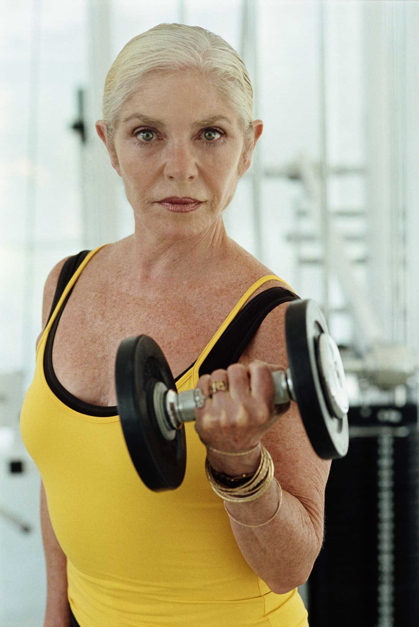 dumbbells-vs-barbells-for-senior-citizens