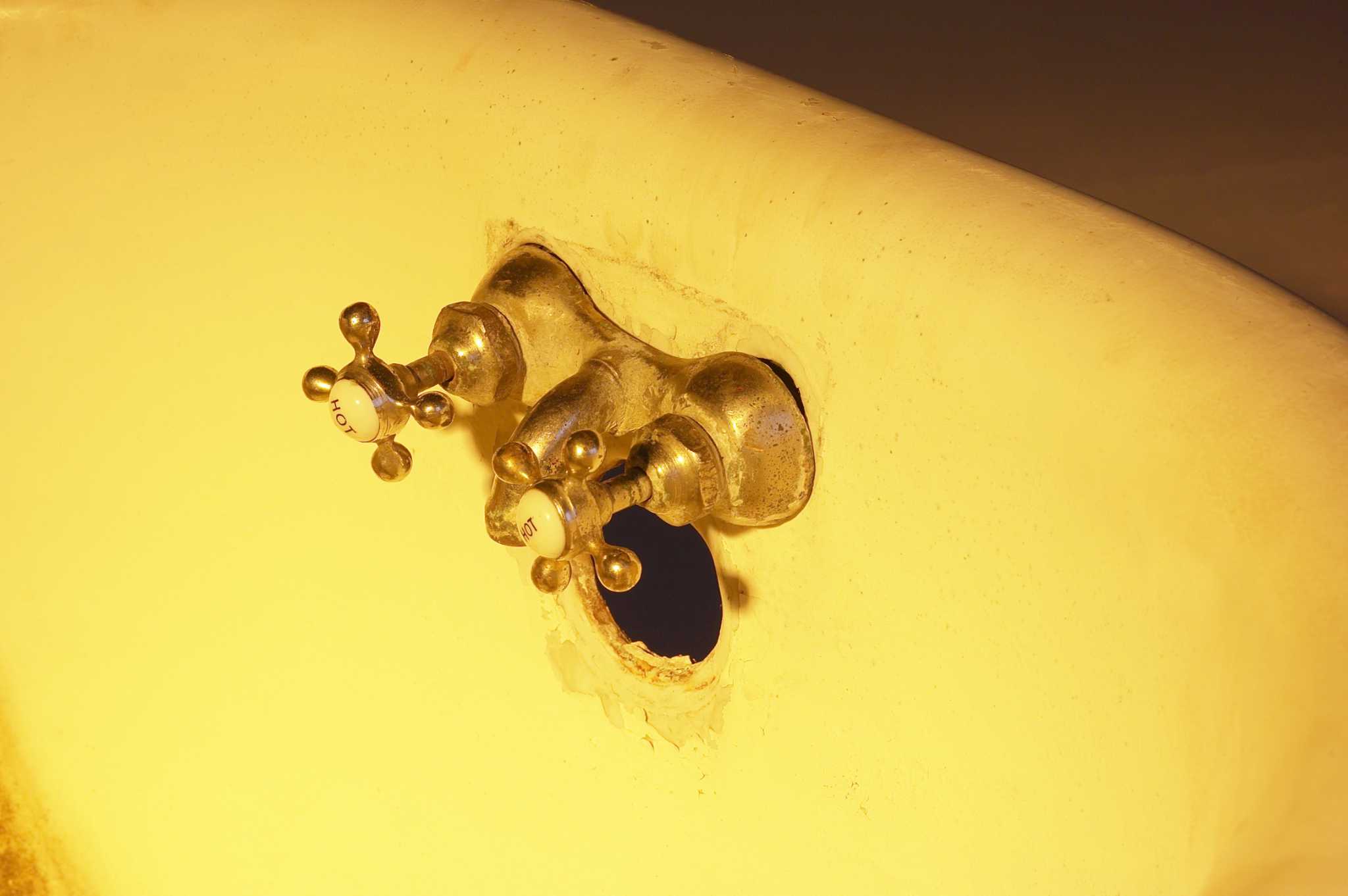 How to Replace Bathtub Faucet Knobs