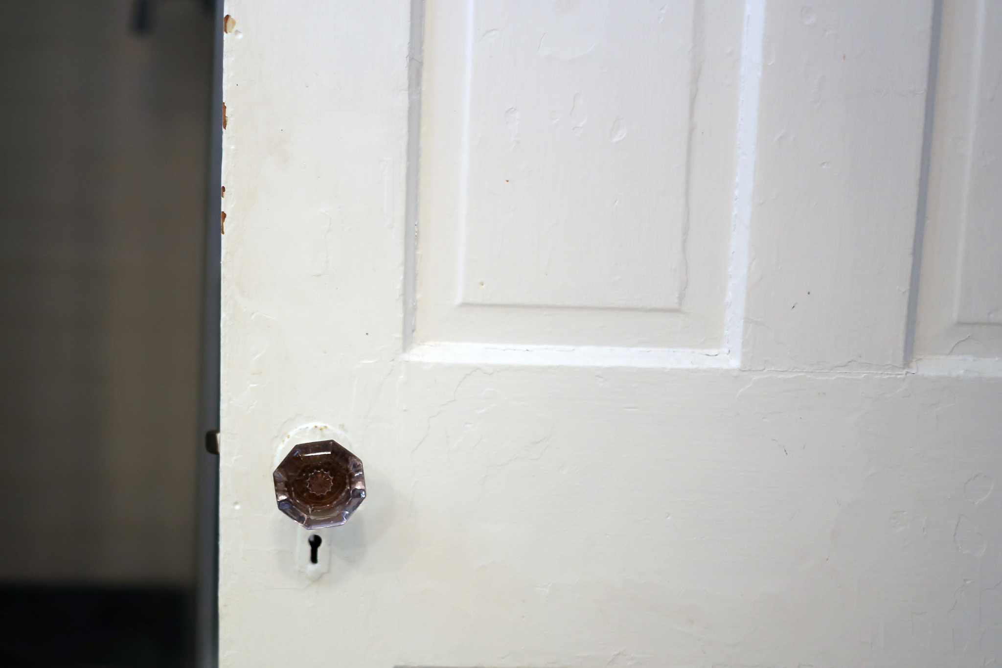 How to Remove Hairspray From a Bathroom Door