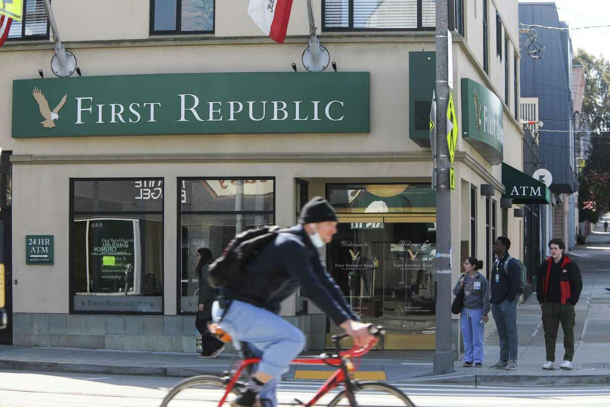 陷入困境的地区第一共和国银行(First Republic Bank)上周末被银行业巨头摩根大通(JPMorgan Chase)收购。以下是第一共和银行的倒闭对湾区其他银行的影响。登录必赢亚洲