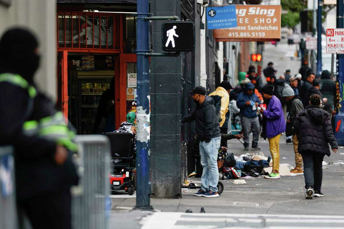 美国加州公路巡警为打击毒品交易进驻当地的第一天，人们在旧金山的艾迪街和海德街的拐角处徘徊。