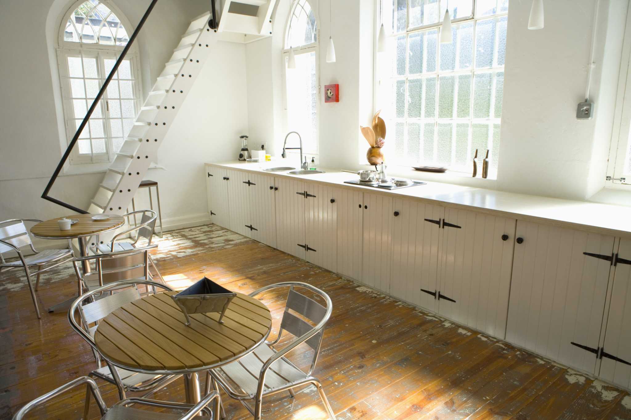 How to Redo Doors With New Hinges