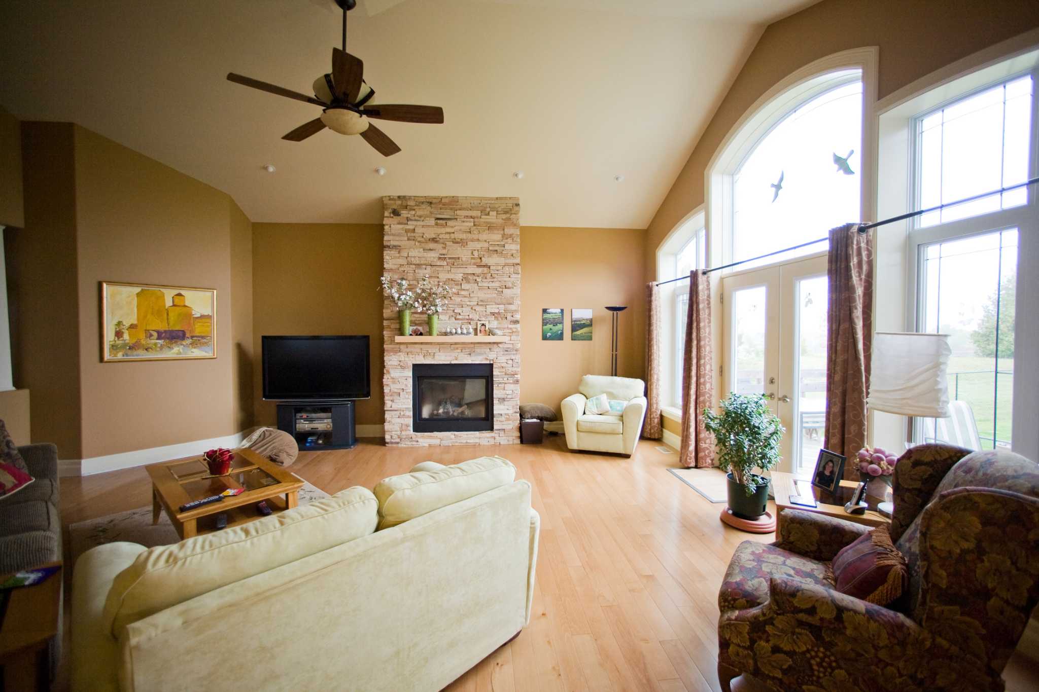 How to Remove a Mantel From a Brick Wall