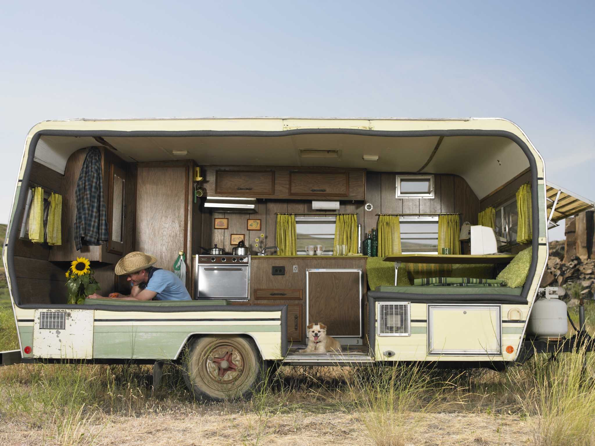 How to Refinish Doors With Plastic Veneer