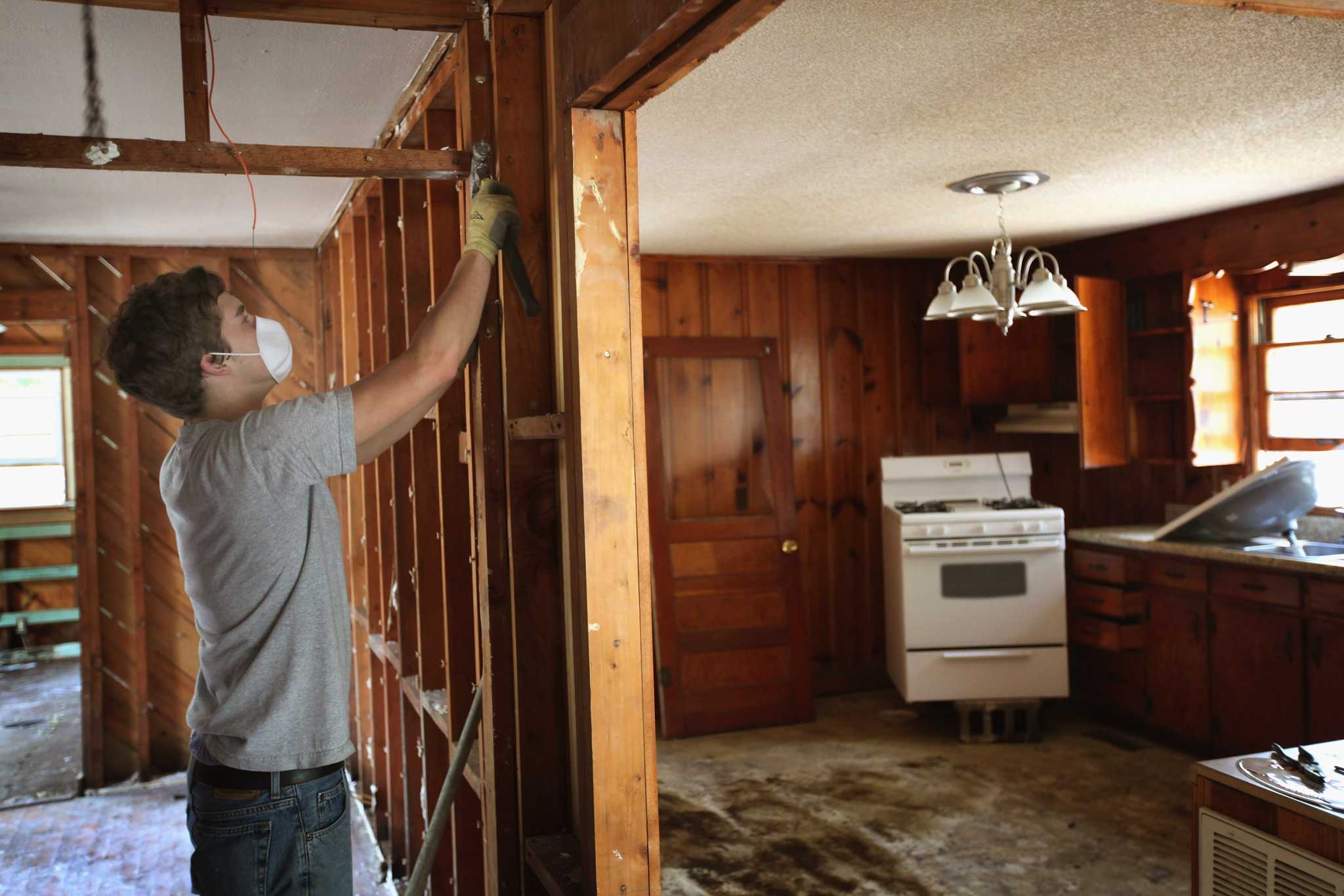 How to Remove Drywall From Studs