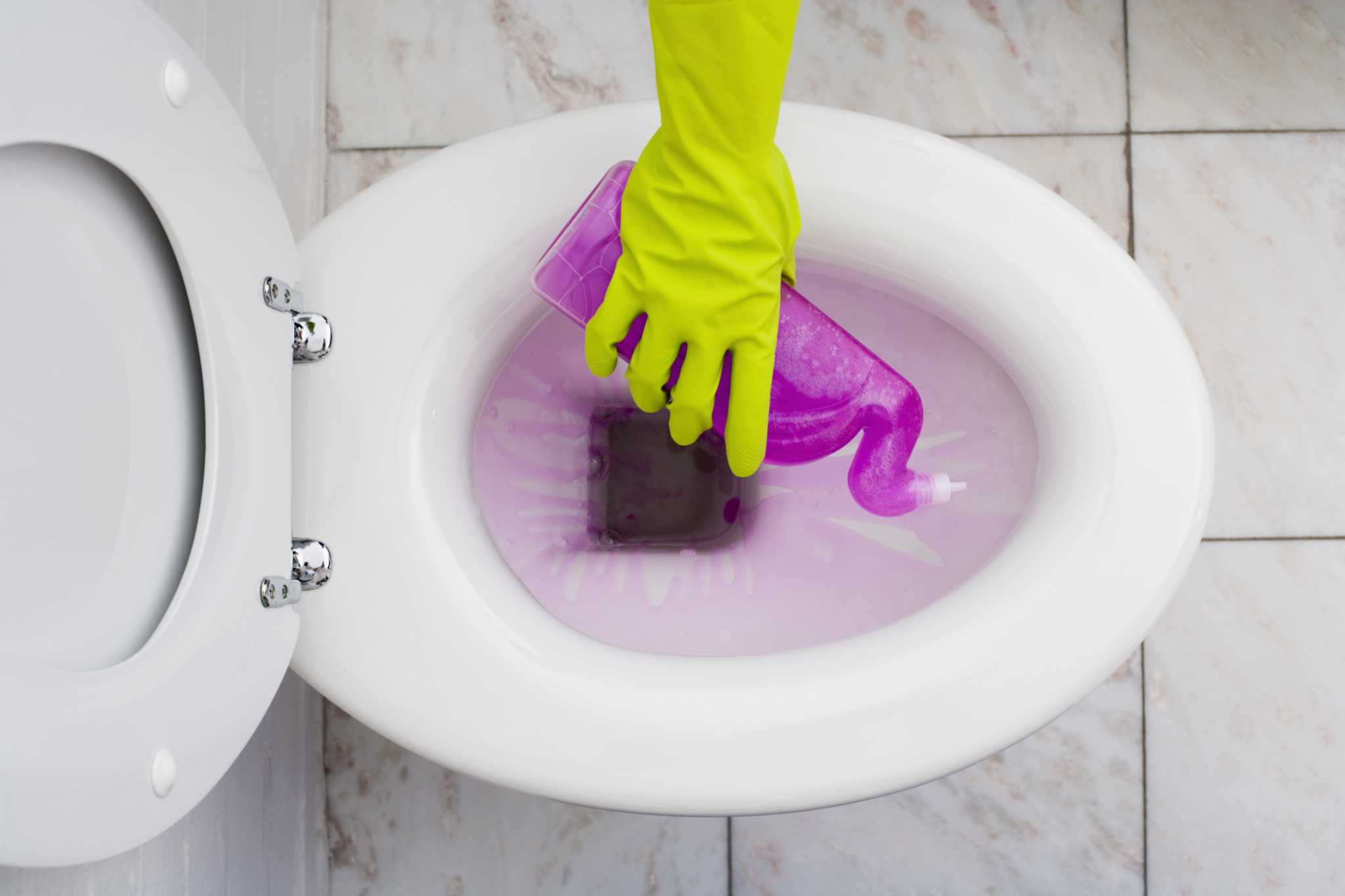 How to Remove Lime Buildup From a Toilet Bowl