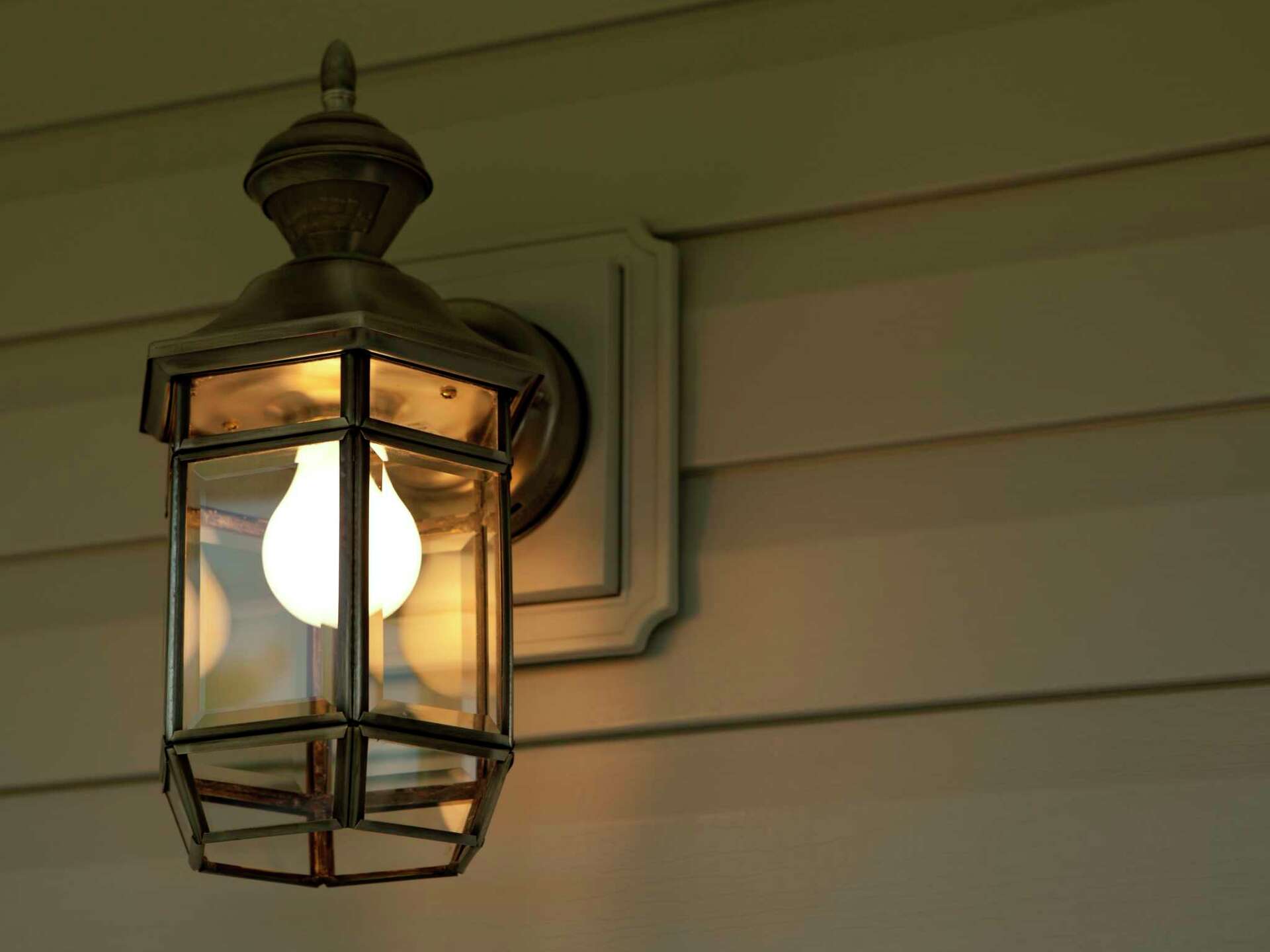 How to Install an Exterior Light Fixture on Siding, image size:1920x1440