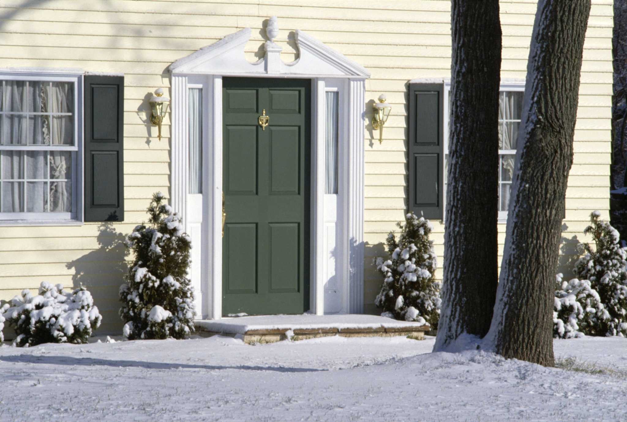 How to Select an Exterior Door Color With Almond Siding