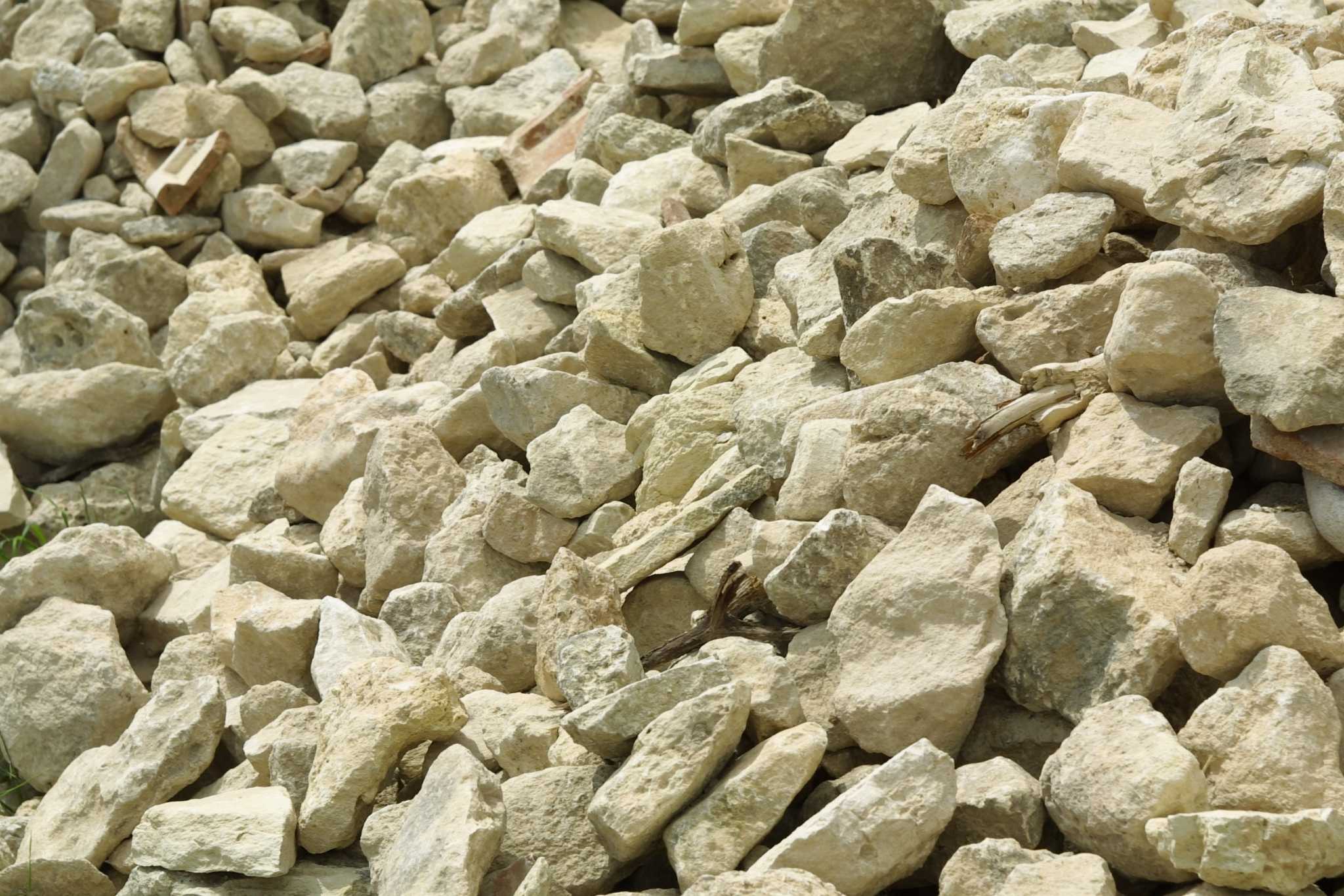 How to Install Gravel in a Yard