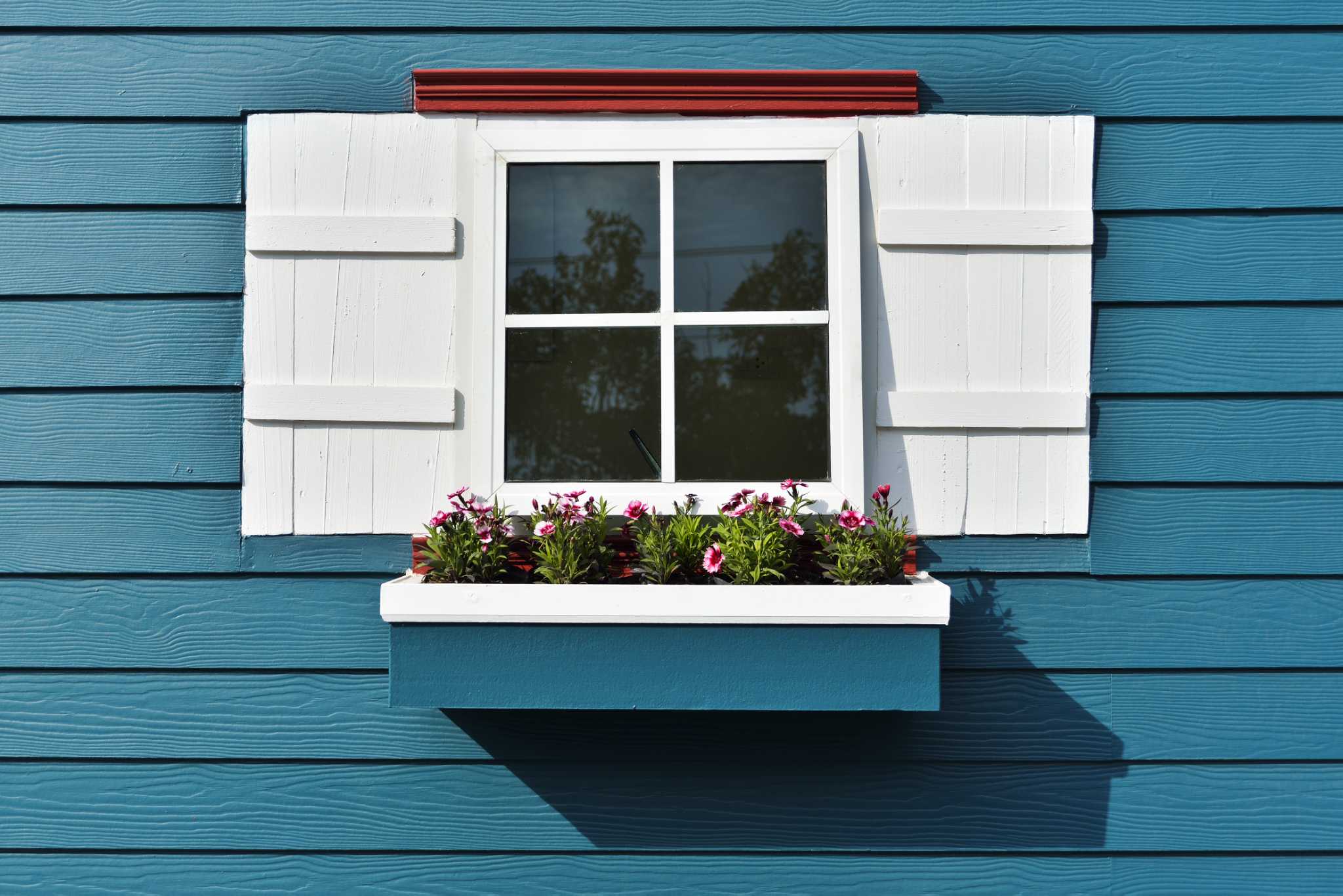 How to Remove the Shutters From a House