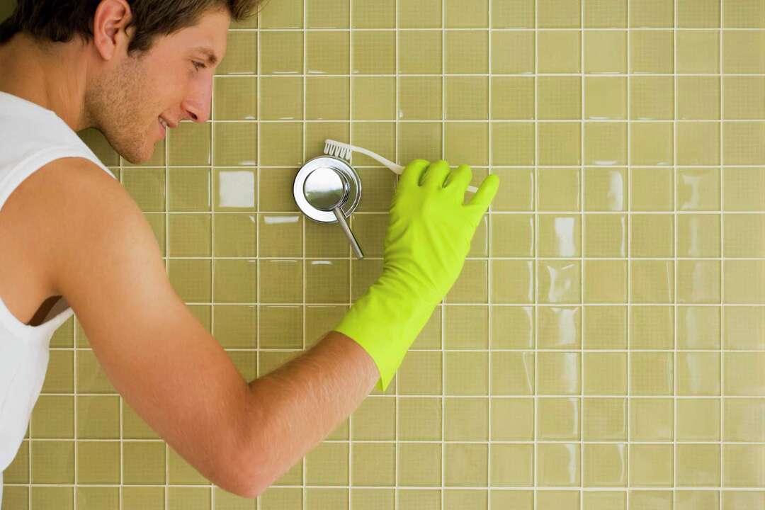 How to Remove Silicone Sealant From Shower Tiles