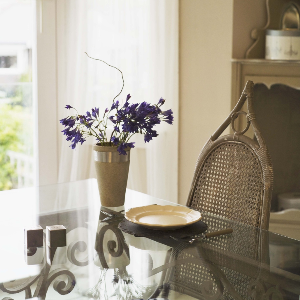 How to Remove Wicker Backing From Dining Room Chairs