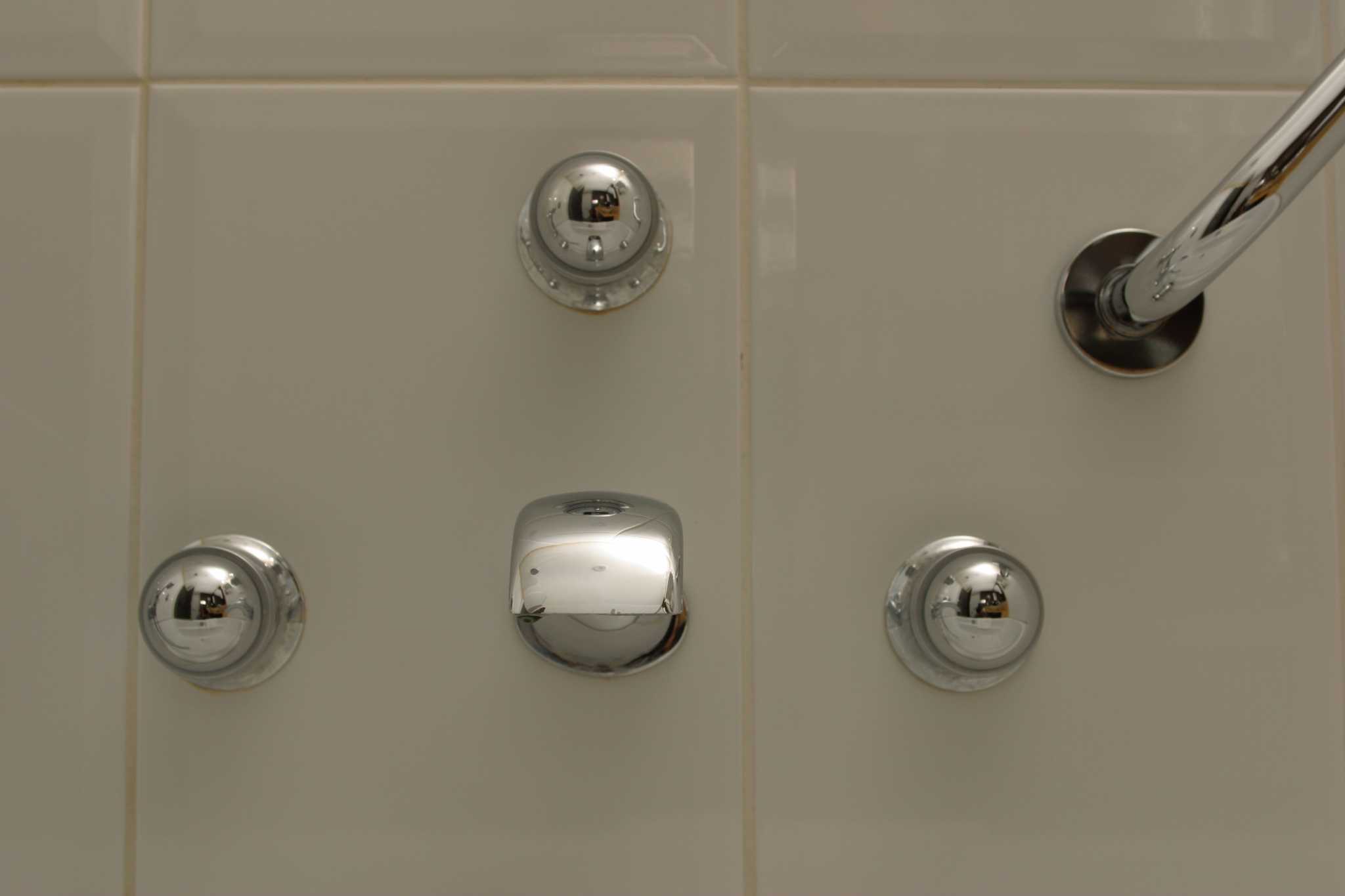 How to Install Safety Handles in the Bathtub