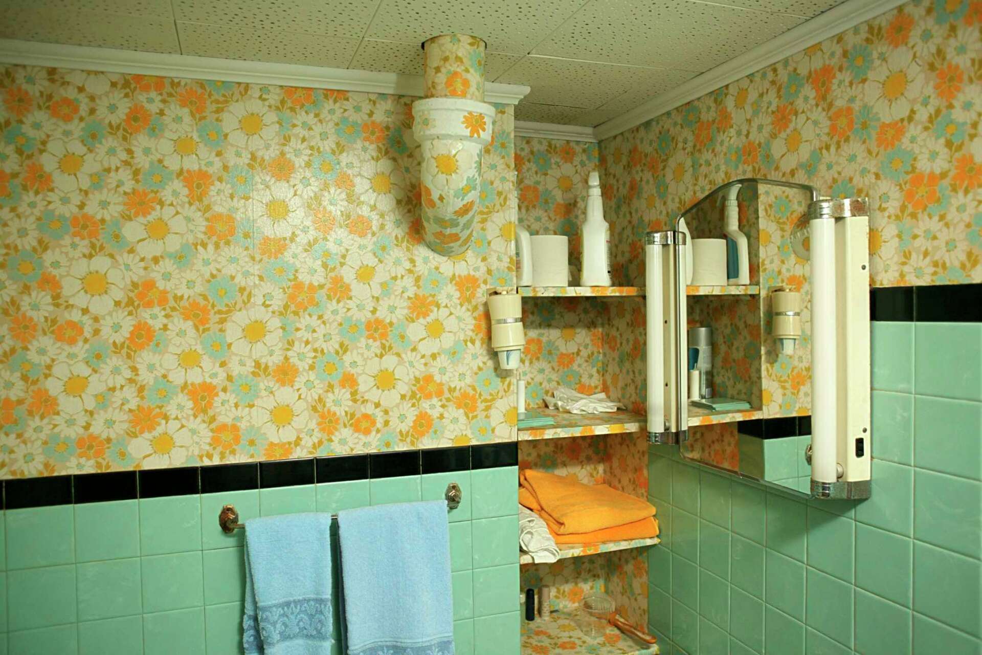 How to Repaint a Bathroom With Old and Peeling Wallpaper