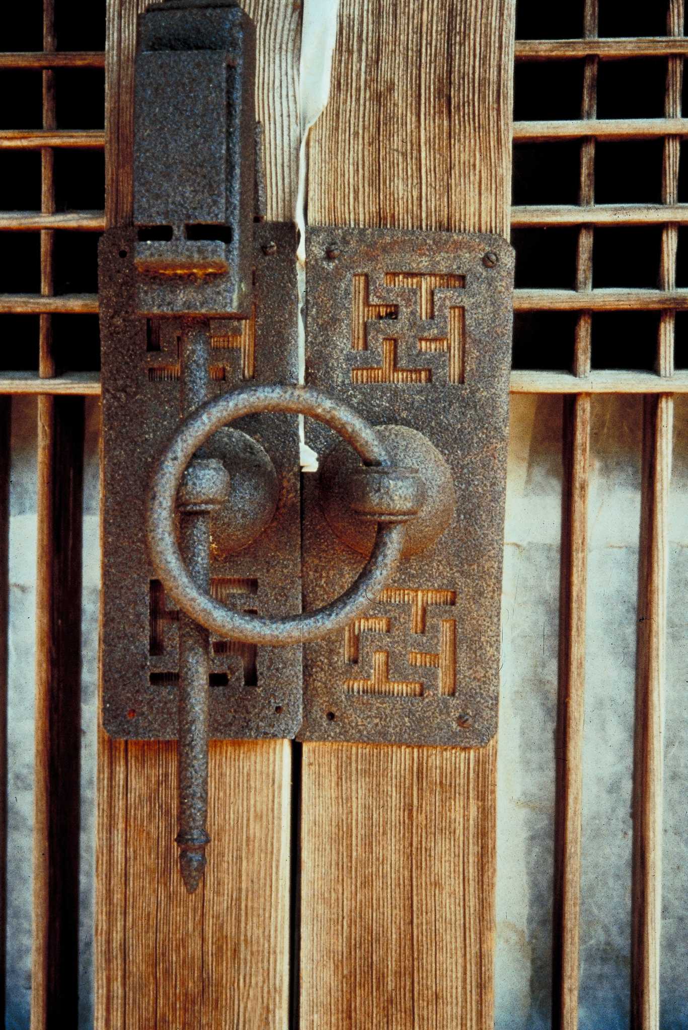 How to Repaint a Wrought Iron Door With a Faux Finish