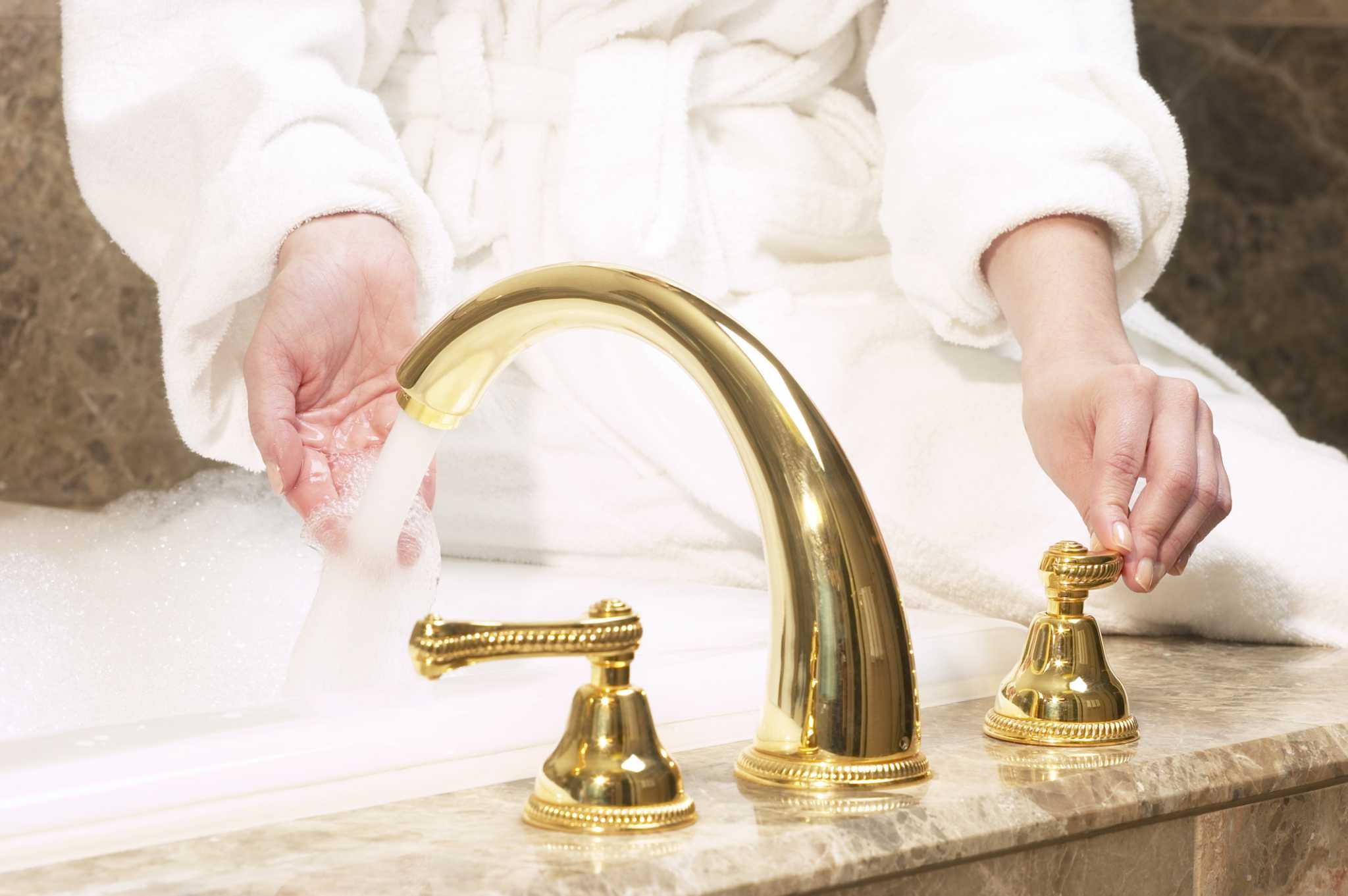 The Best Paint Color to Go With Gold Fixtures