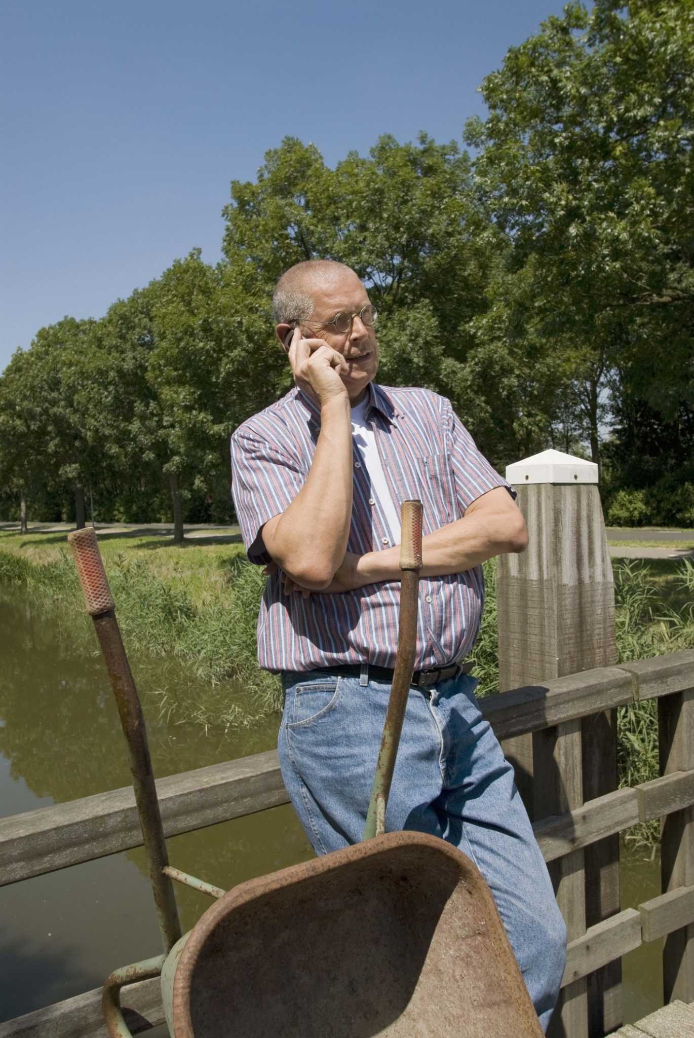 How to Install a Wheelbarrow Tire With Tube