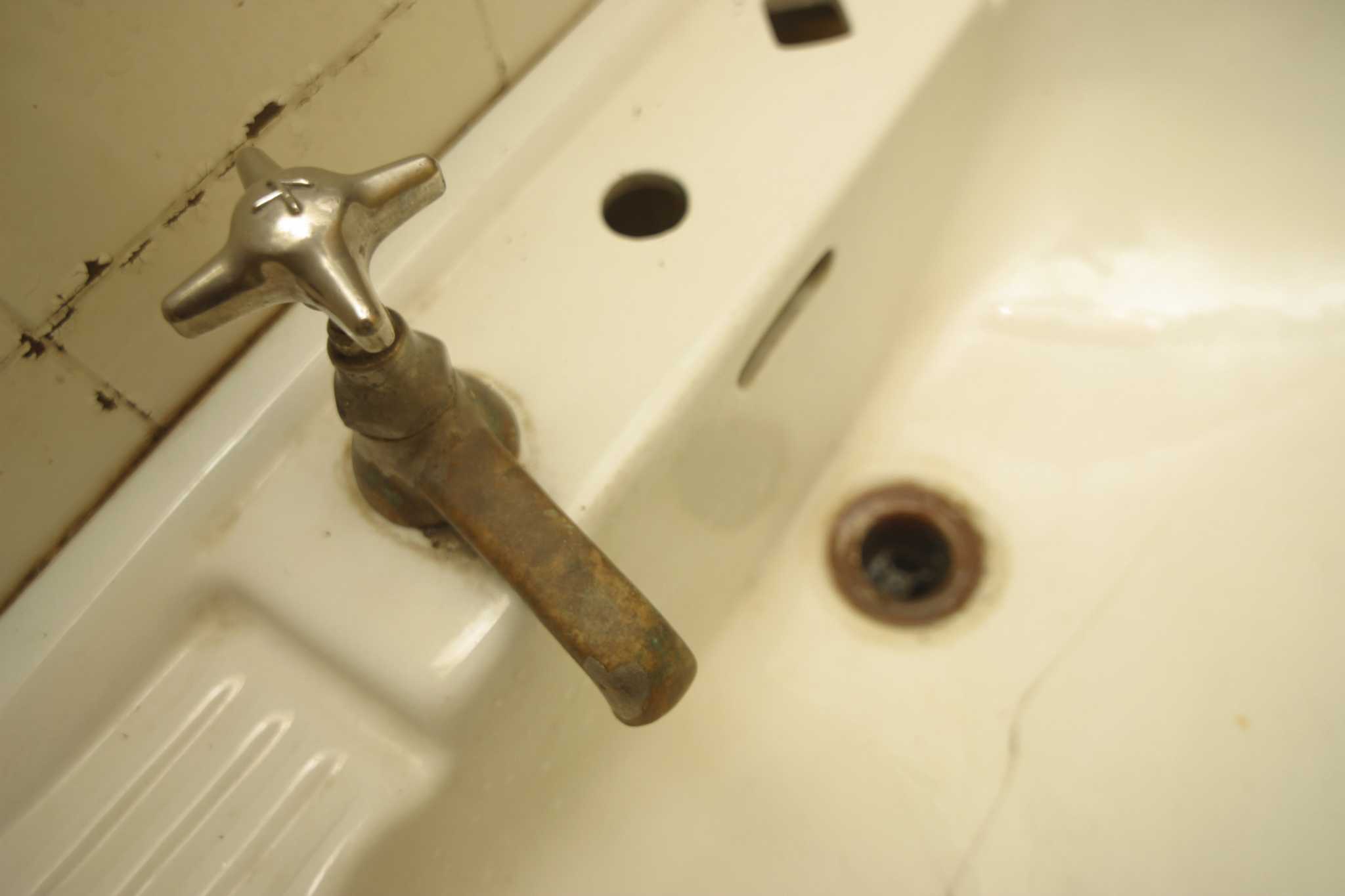 Removing a Bathtub Drain That Has Broken Crossbars « Flounderings