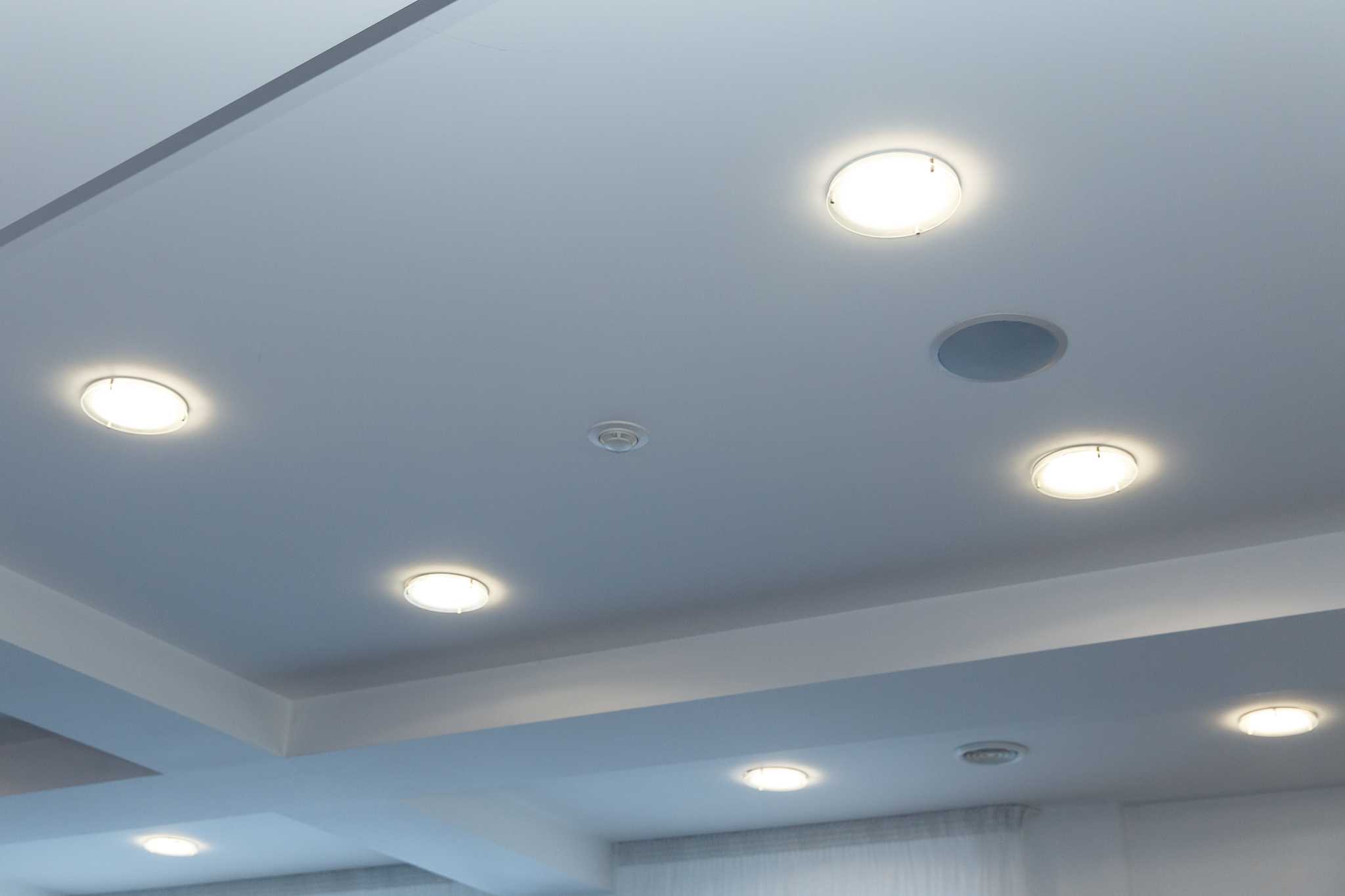 How to Replace a Ceiling Light With No Ground