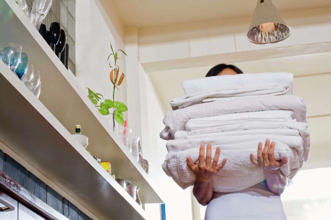 How to Keep Sheets and Towels Smelling Fresh in a Closet