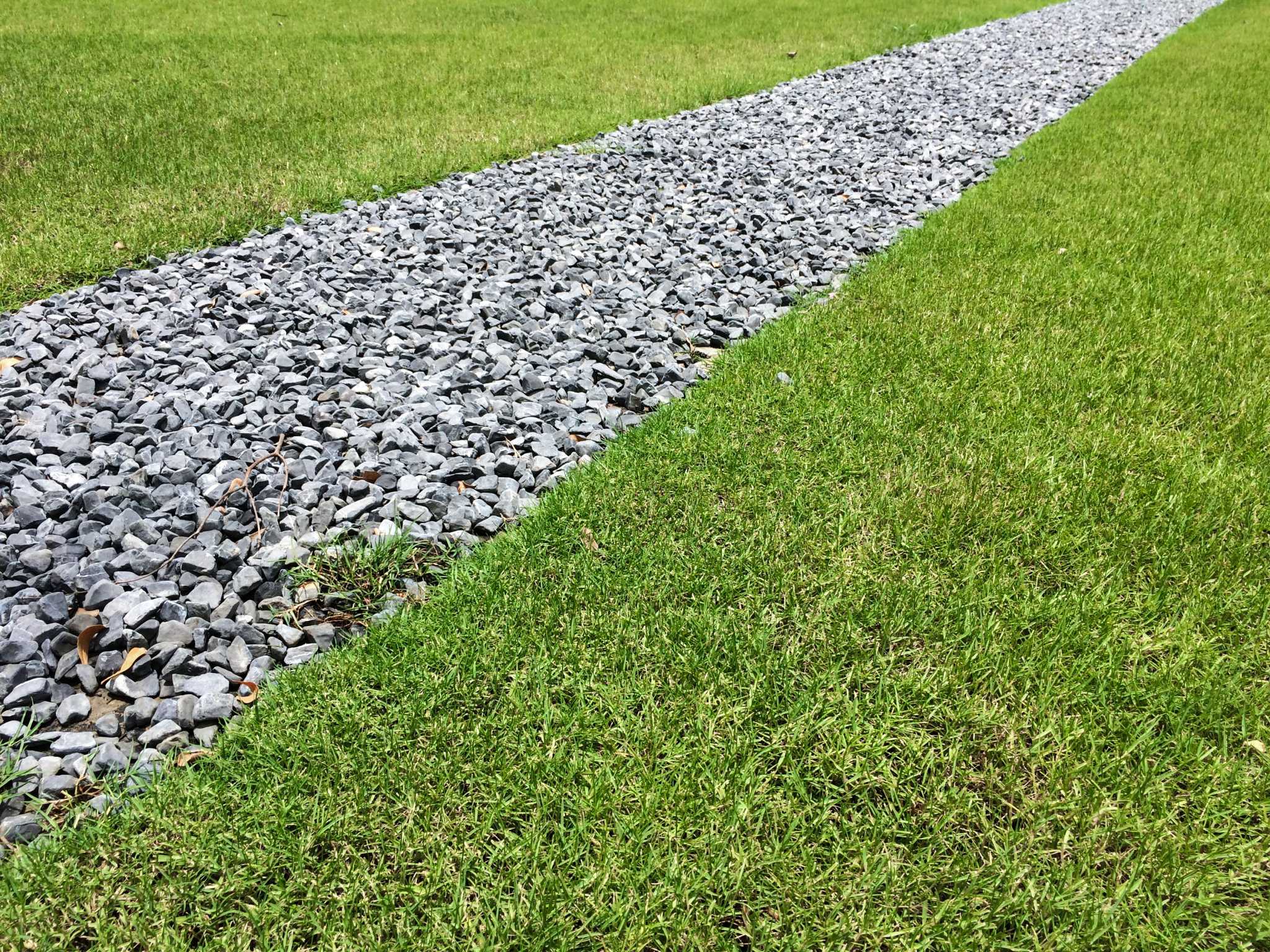 How to Kill Grass in a Gravel Driveway