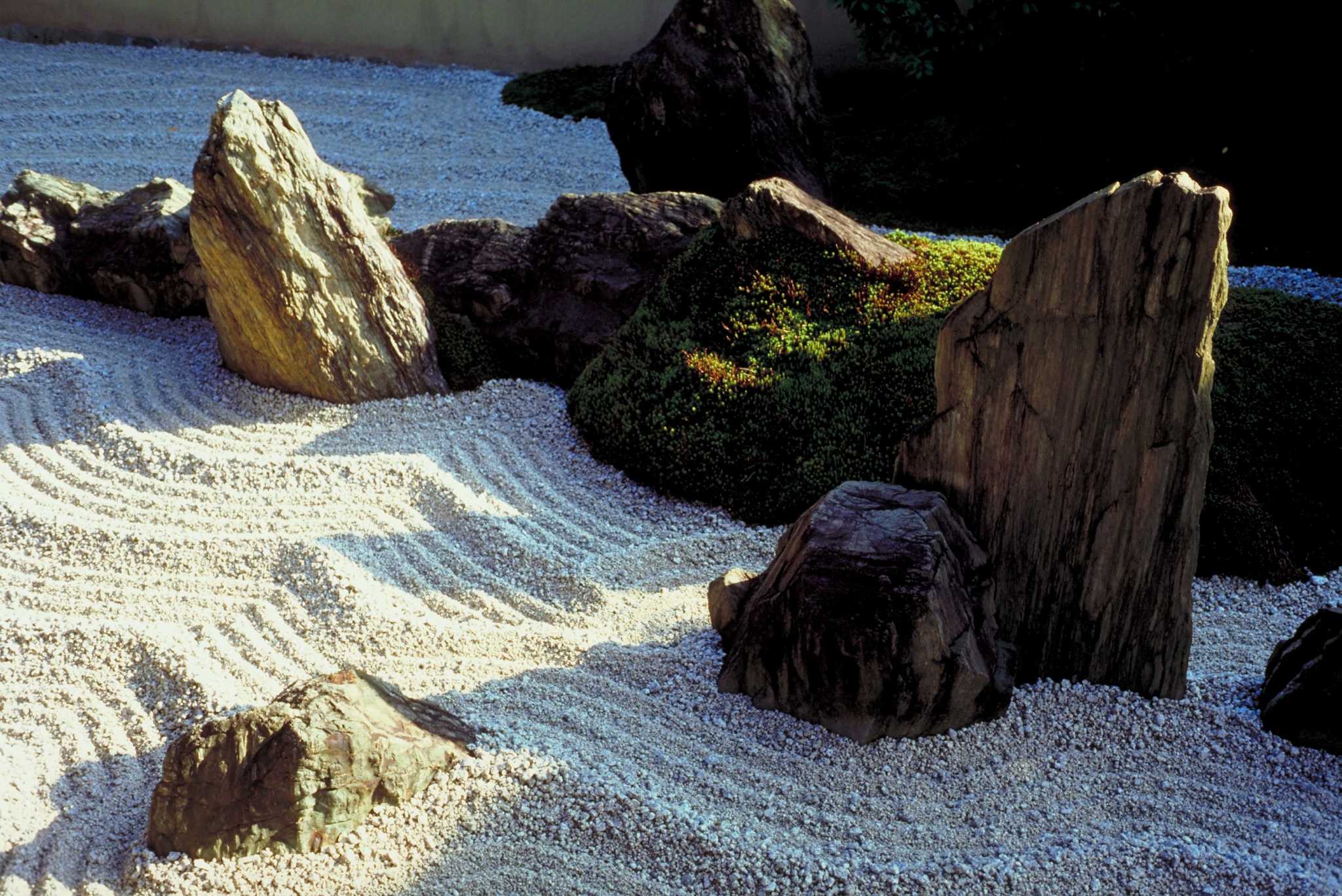 How to Kill Grass in a Rock Garden