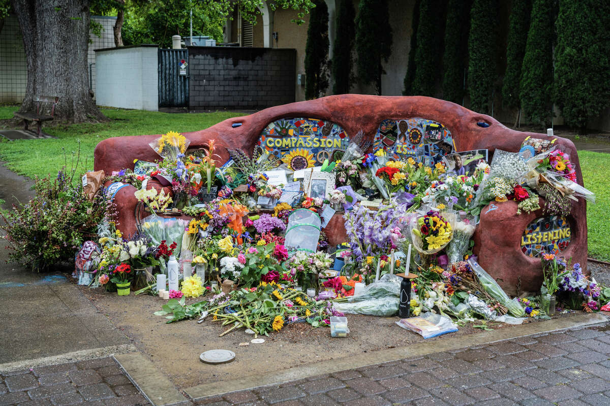 2023年5月2日，星期二，大卫·亨利·布鲁的纪念碑矗立在中央公园附近的同情长椅上。大卫·亨利·布鲁，绰号“慈悲男”，上周四在中央公园被刺身亡。