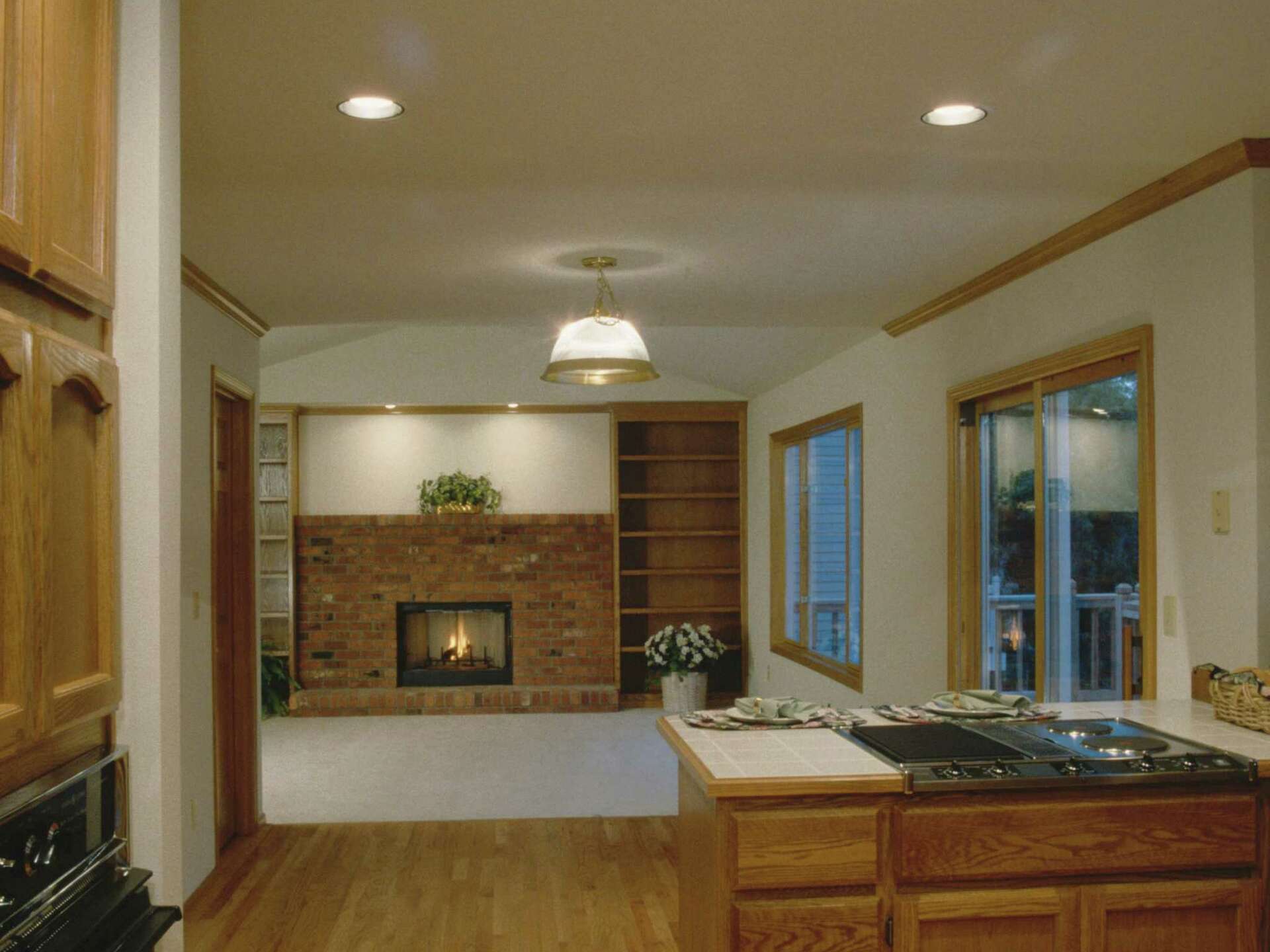 Kitchen to Living Room Transitions and Entries, image size:1920x1440