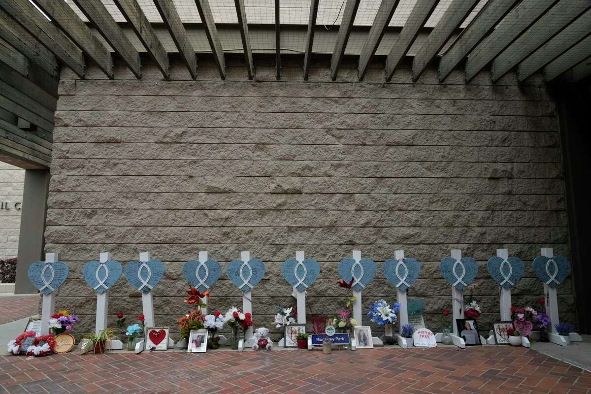 1月21日蒙特雷公园枪击案受害者的纪念碑陈列在市政厅外。枪支管制倡导者表示，研究发现，像加州这样的等待期使涉枪杀人案减少了17%。