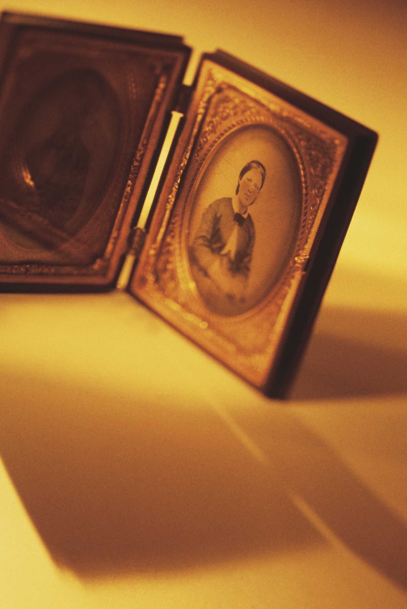 How to Get Rid of Mildew & Mold on Picture Frames