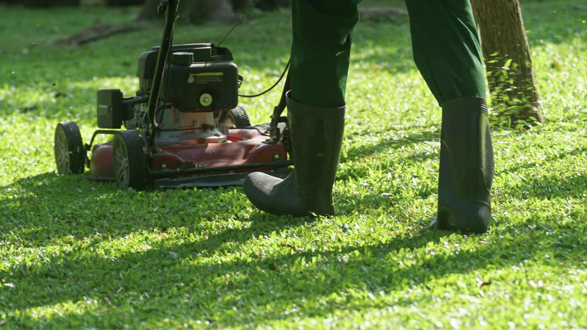 How to Fix a Lawn Mower That Idles Up and Down