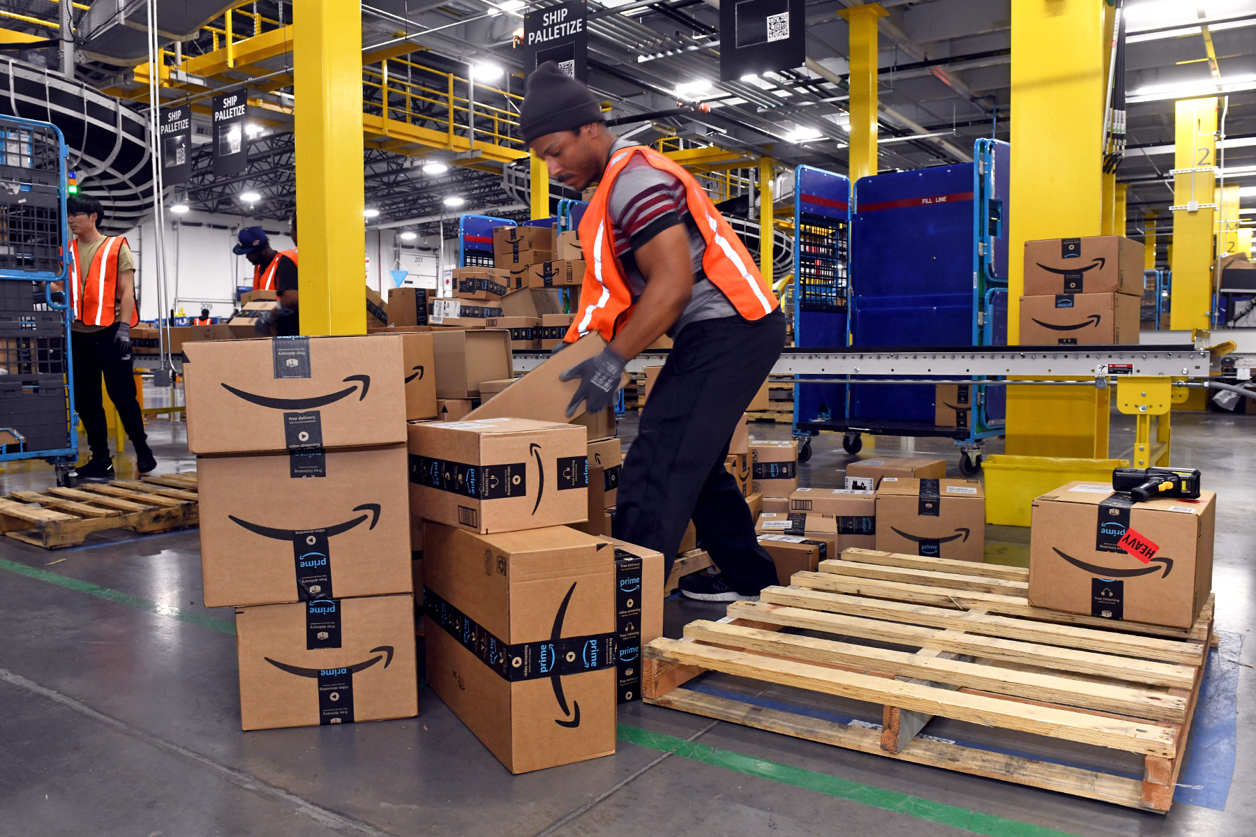 Amazon CT Warehouse Hiring 1 500 Additional Workers This Year