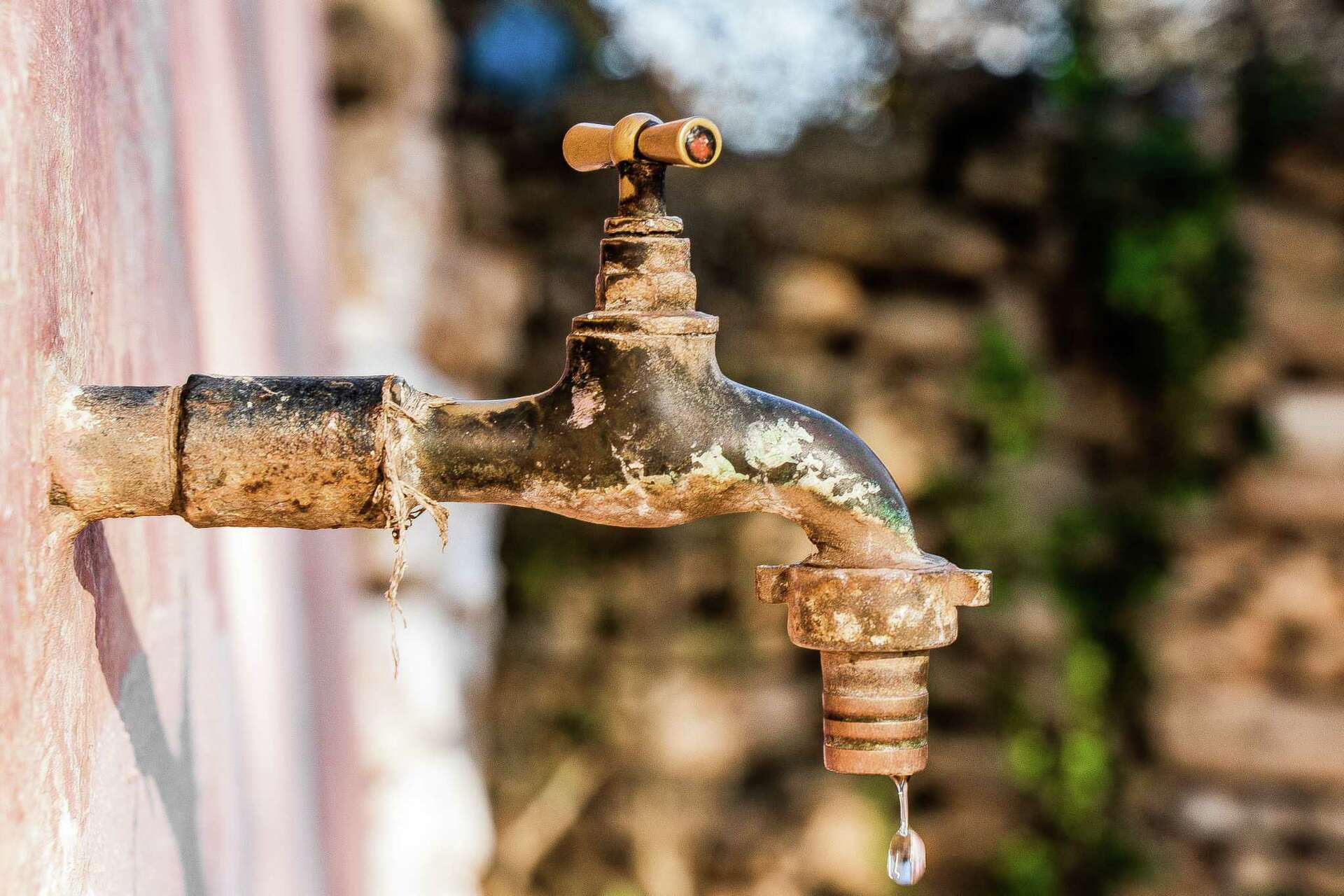 How to Loosen a Corroded Faucet