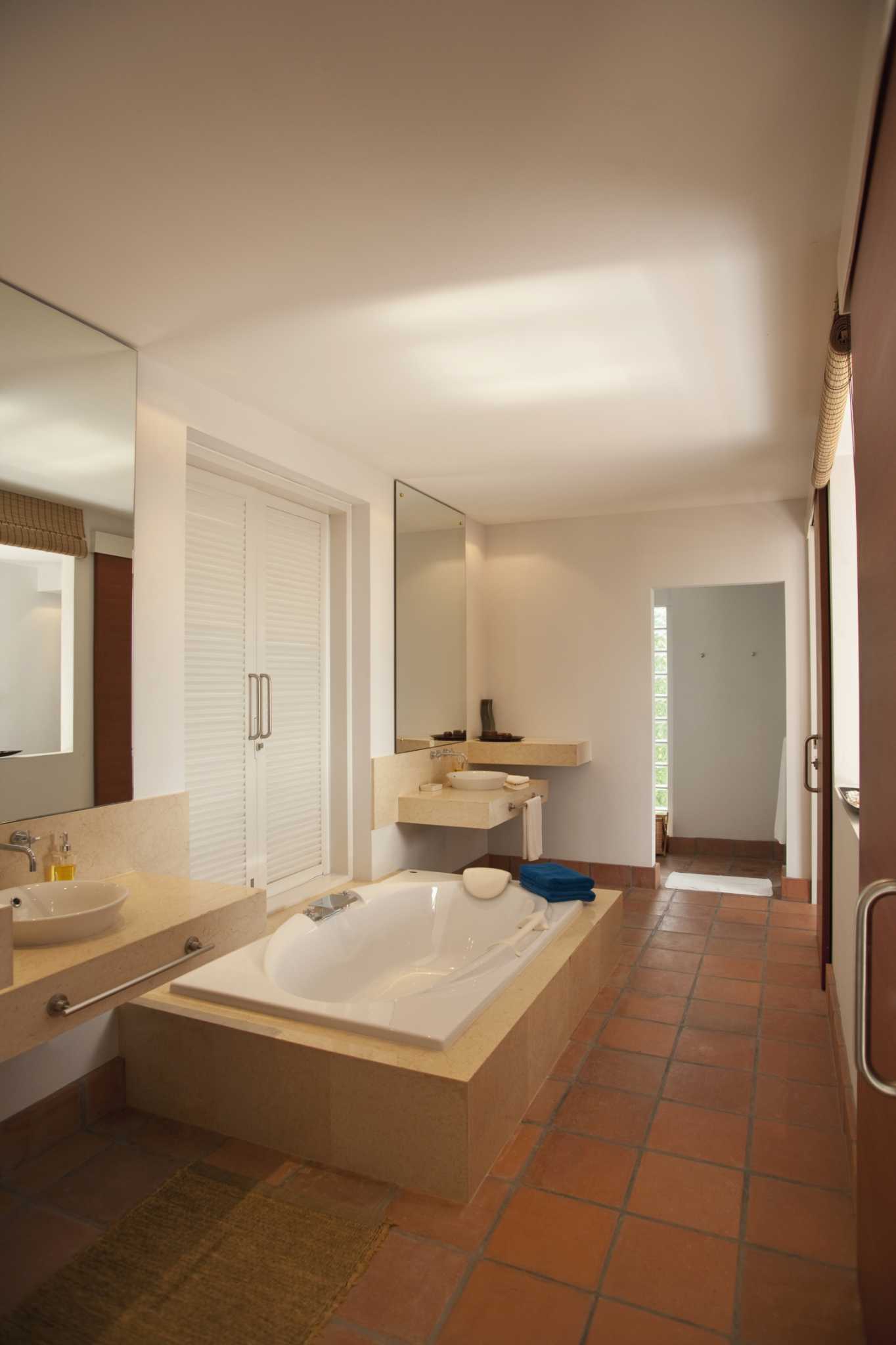 How to Set a Bathtub in a Bed of Mortar