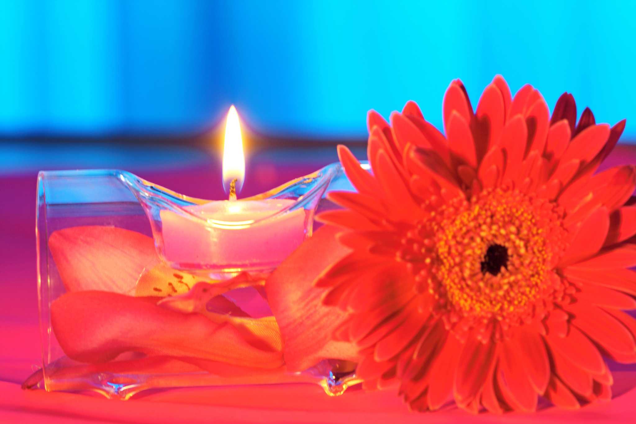 How to Make a Floral Arrangement With Candles