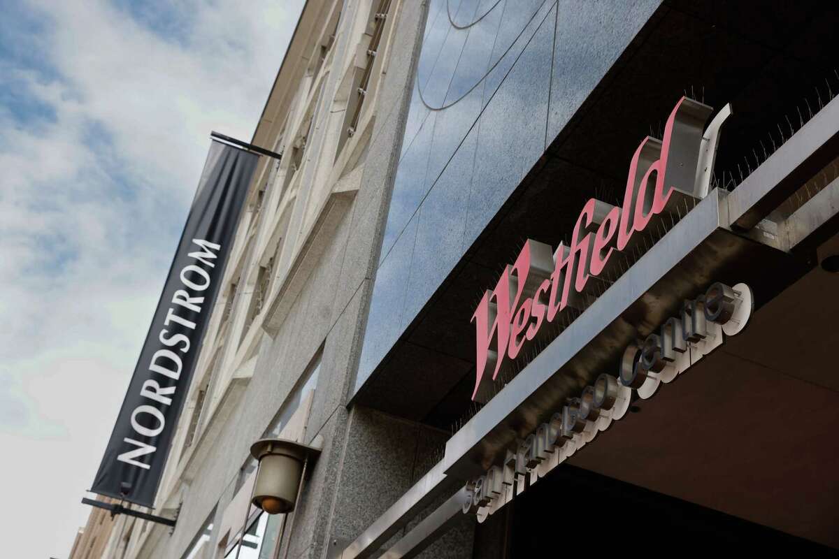 2023年5月2日，星期二，在加州旧金山的韦斯特菲尔德购物中心外可以看到诺德斯特龙的标志。诺德斯特龙将不再续签其在韦斯特菲尔德购物中心的租约，理由是客流量减少和其他挑战市场街的延伸，它还将关闭诺德斯特龙货架店。