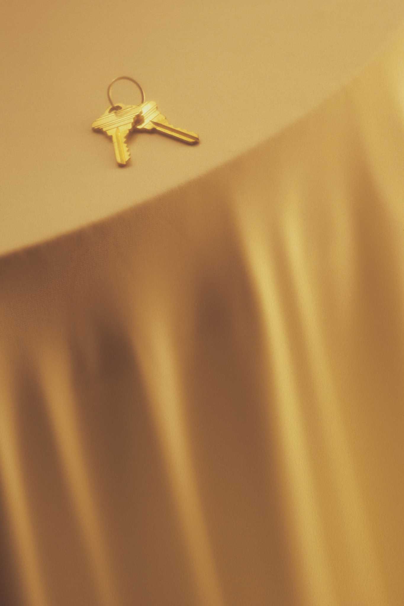 How to Make a Round Tablecloth Using a Sheet