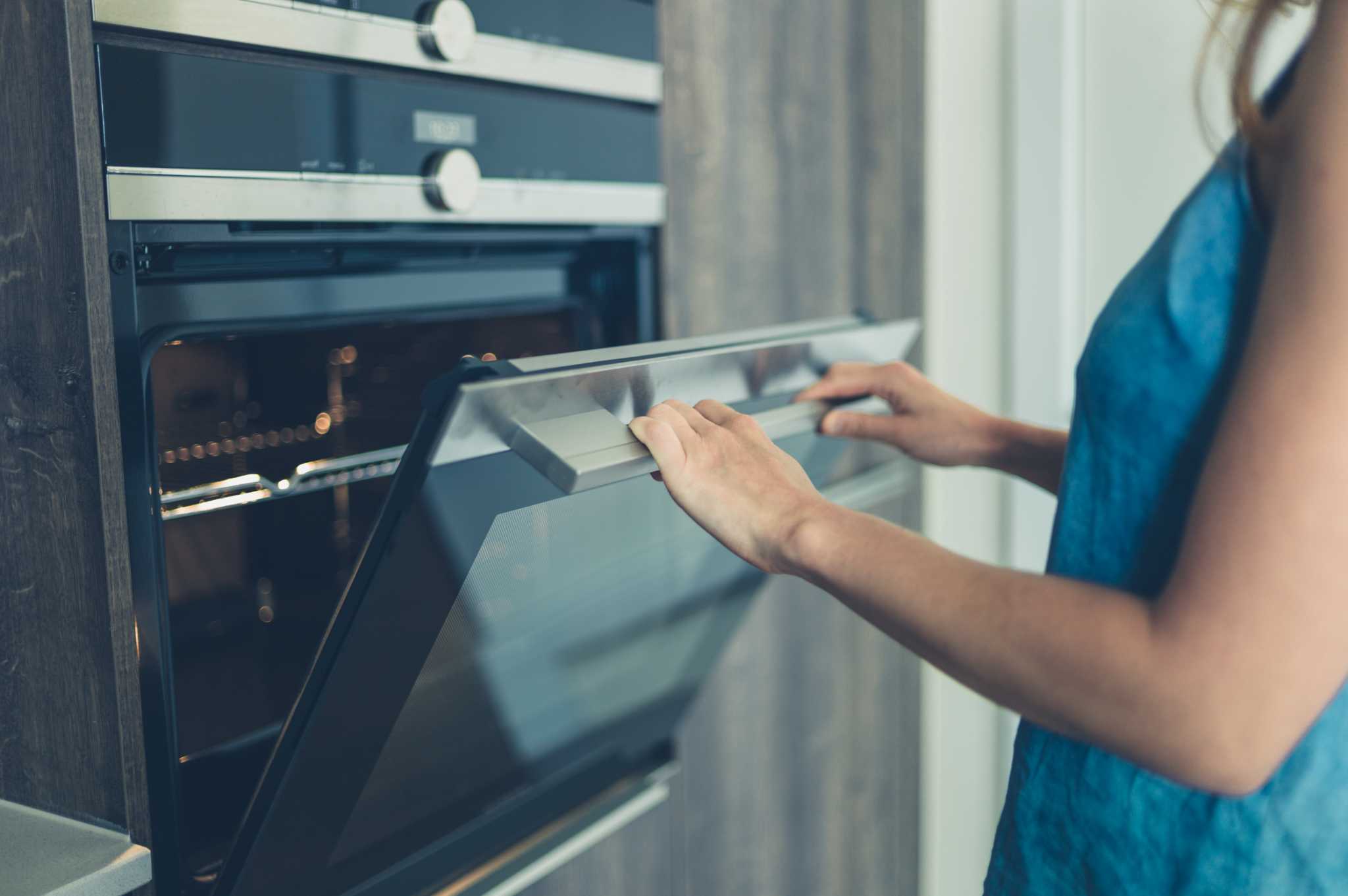 How to Manually Clean an Electric SelfCleaning Oven
