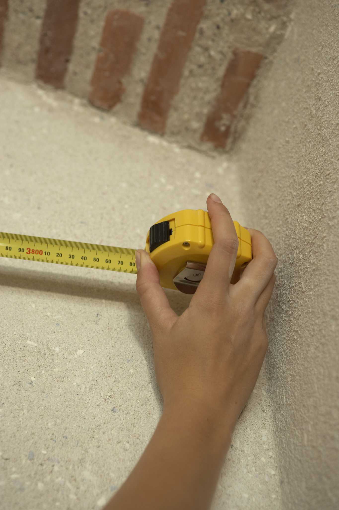 How to Measure a Straight Line Across a Ceiling