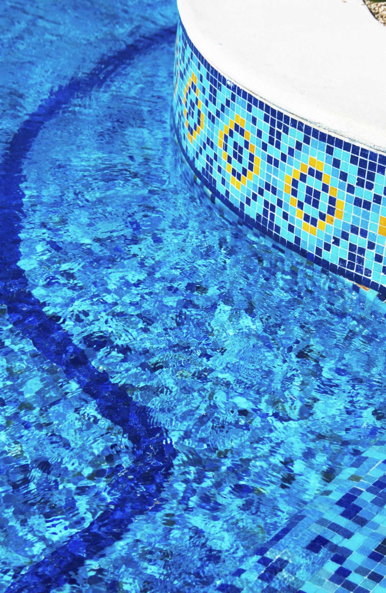 How to Stop a Leak Between a Pool Wall & a Skimmer