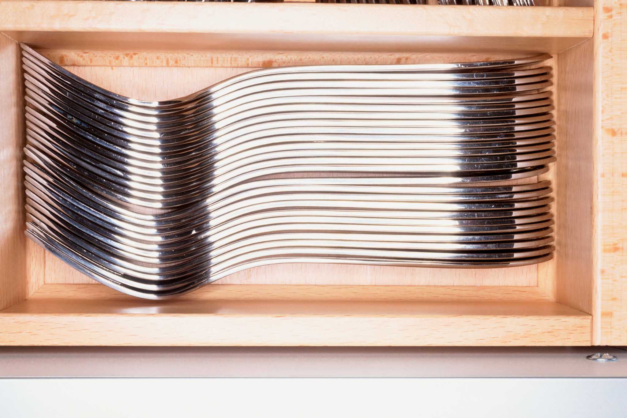 How to Store Flatware in Proper Order in a Silverware Box