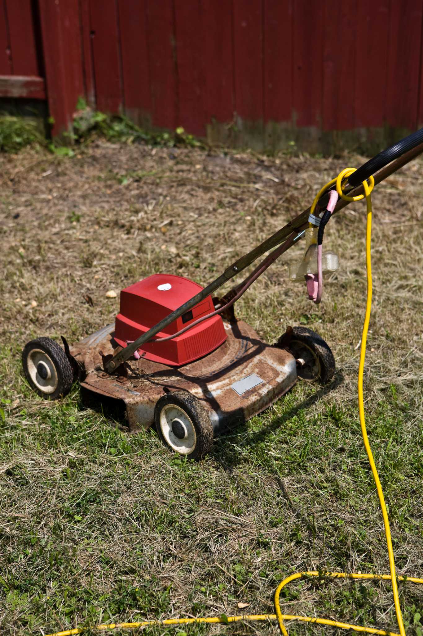 Black & Decker Lawn Mowers - Charging and Storing Batteries 