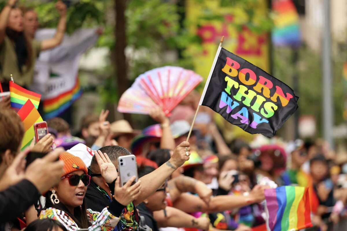 2022年6月26日，参加旧金山同志大游行的人在市场街享受游行。扭曲姐妹乐队主唱迪·斯奈德原本计划在今年的活动上演唱《We 're Not Gonna Take It》，但由于斯奈德上周末在推特上发表了一篇关于变性人的言论，组织者取消了演出。